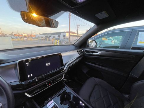 Used 2025 Volkswagen Atlas Cross Sport SE image 35