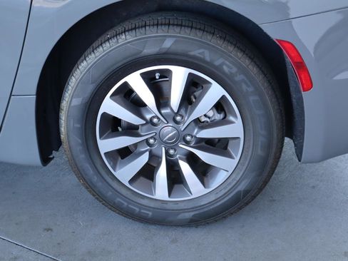 Used 2021 Chrysler Pacifica Touring-L image 11