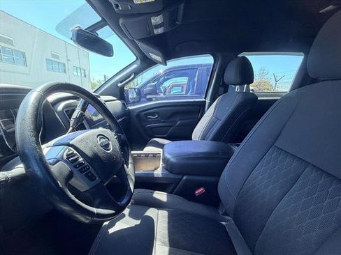 Used 2018 Nissan Titan SV w/ SV Convenience Package image 3