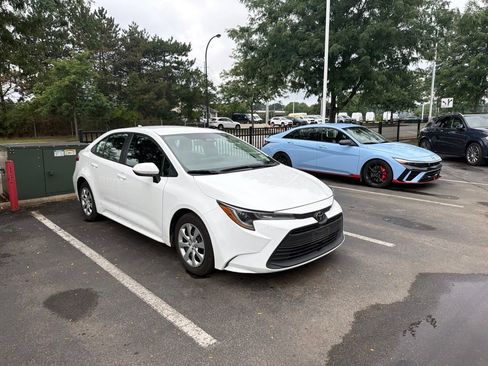 Used 2024 Toyota Corolla LE FWD image 2