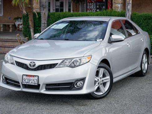 Used 2012 Toyota Camry SE FWD image 4
