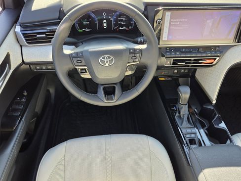 Used 2025 Toyota Camry XLE image 11