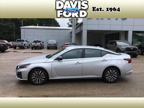 Used 2025 Nissan Altima 2.5 SV FWD image 4