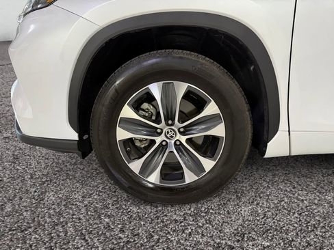 Used 2024 Toyota Highlander XLE image 18