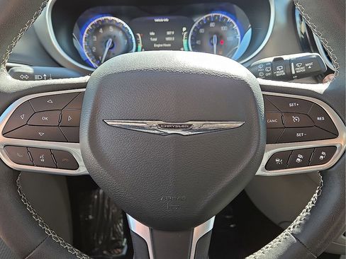 Used 2023 Chrysler Pacifica Touring-L image 27