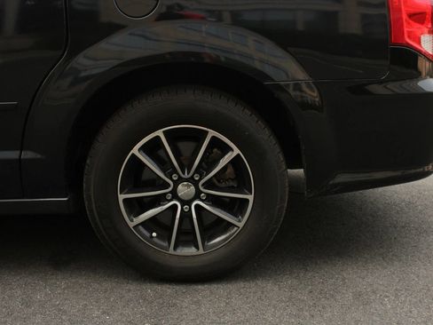 Used 2015 Dodge Grand Caravan SXT w/ Blacktop Package FWD image 10