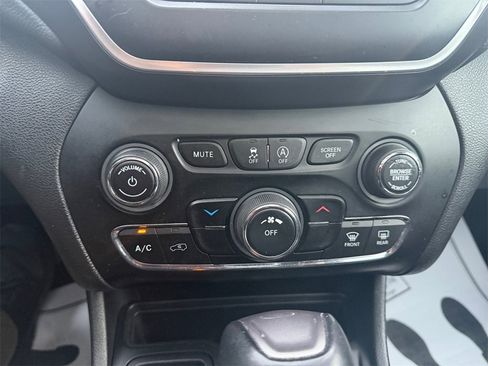 Used 2019 Jeep Cherokee Latitude Plus image 22