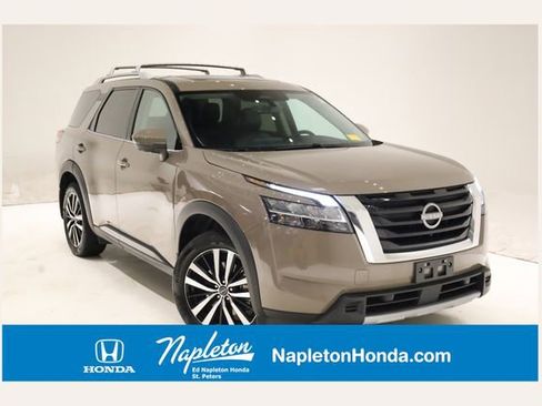 Used 2024 Nissan Pathfinder Platinum image 1