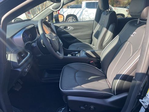 New 2026 Chrysler Pacifica Limited w/ S Appearance Package image 13