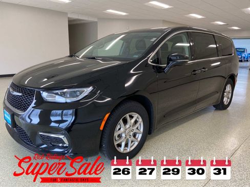 Used 2024 Chrysler Pacifica Touring-L image 1