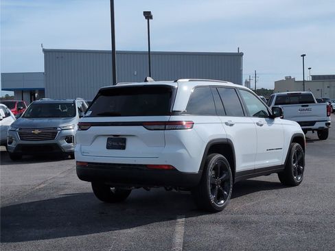 New 2025 Jeep Grand Cherokee Altitude RWD image 5