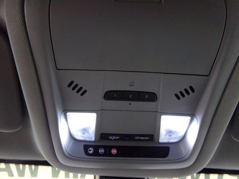 Used 2023 GMC Acadia SLT image 19