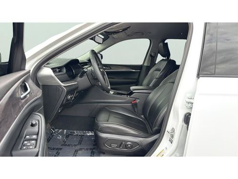 Used 2023 Jeep Grand Cherokee L Limited AWD/4WD image 10