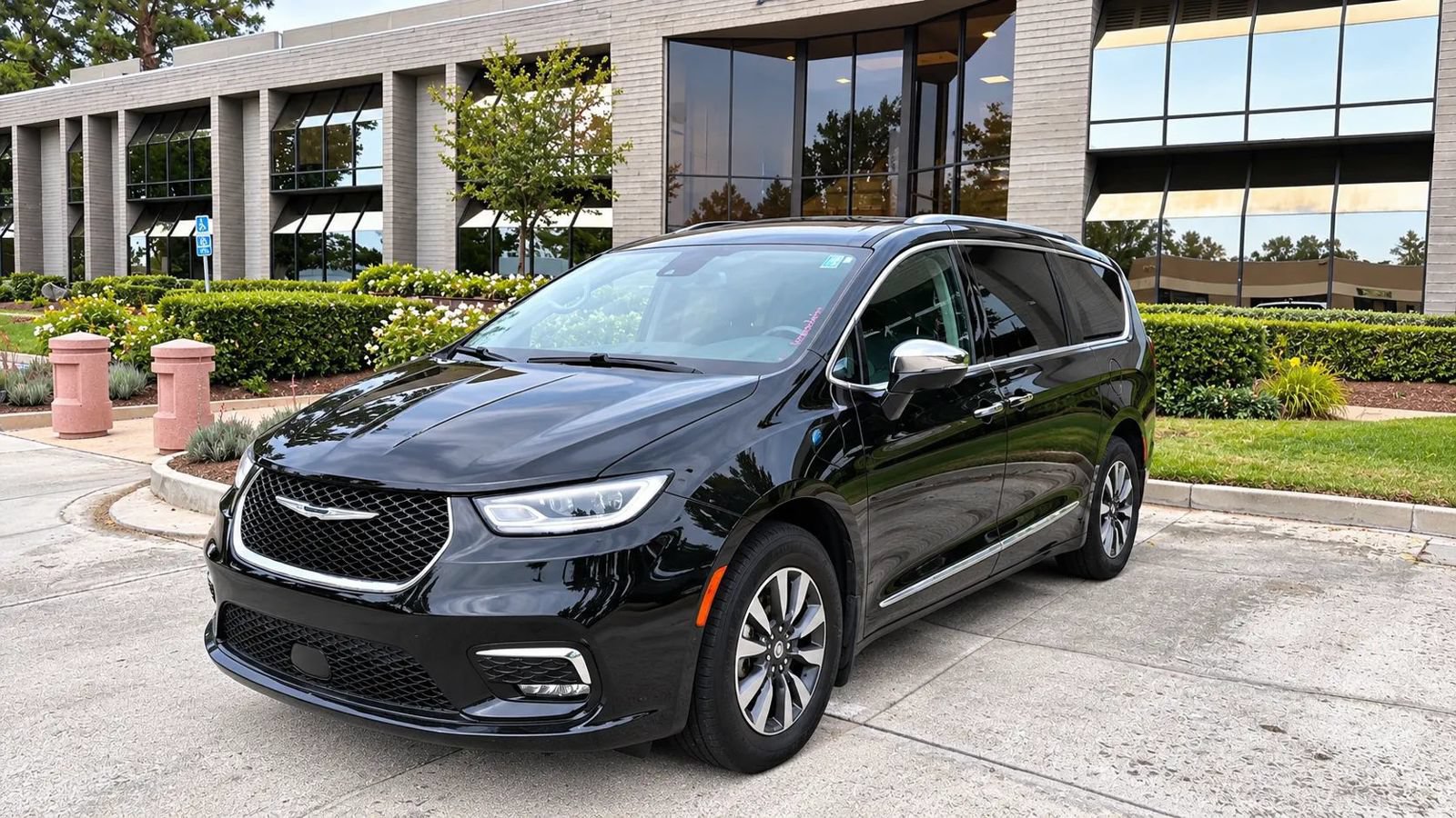 Used 2022 Chrysler Pacifica Limited w/ Uconnect Theater Family Group FWD image 3