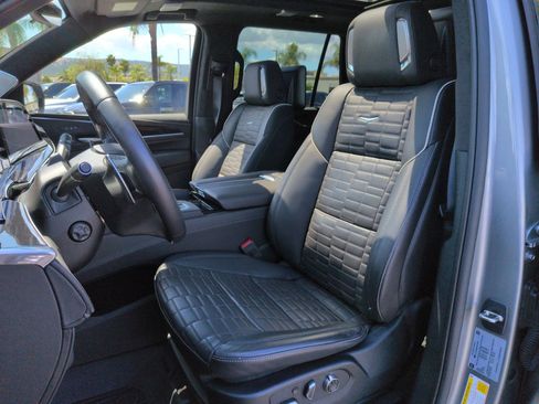 Used 2023 Cadillac Escalade V w/ LPO, ONYX Package image 16