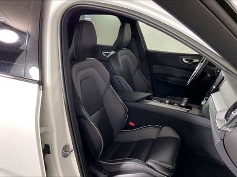 Used 2022 Volvo XC60 B5 R-Design w/ Advanced Package FWD image 6