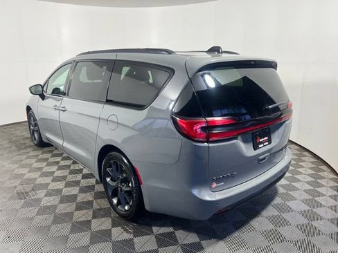 Certified 2025 Chrysler Pacifica Limited FWD image 9