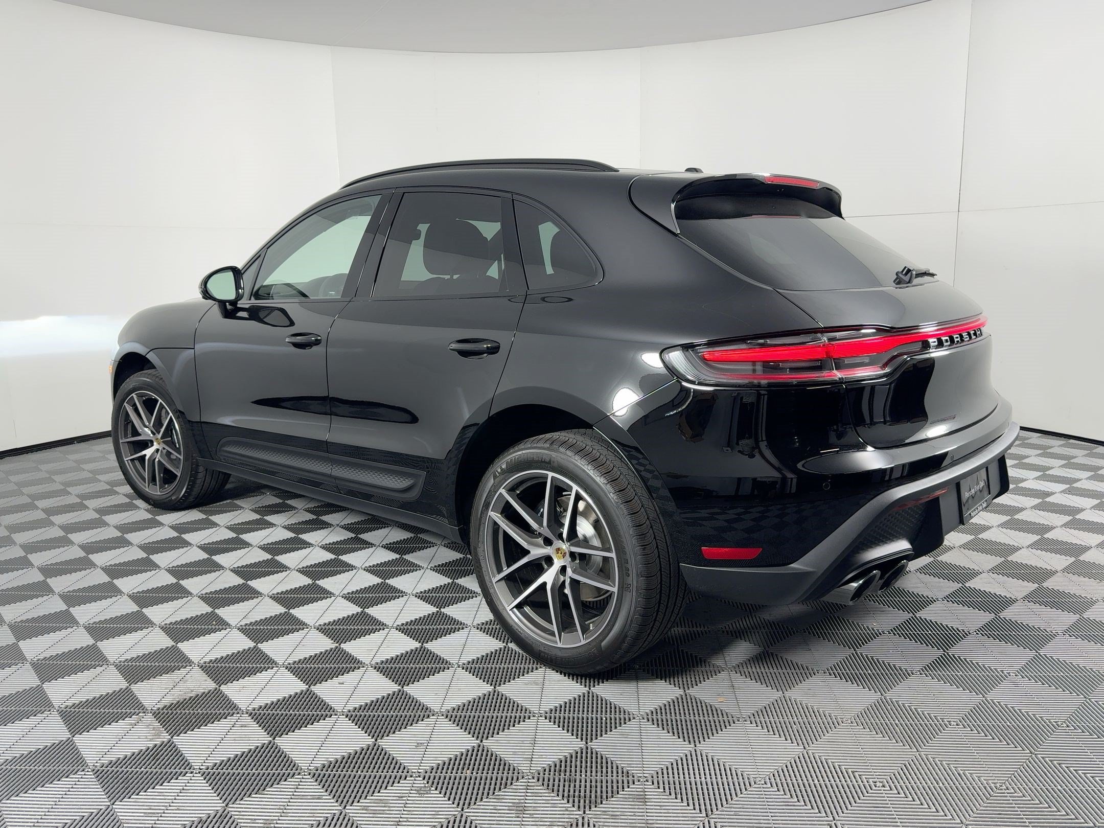 Certified 2026 Porsche Macan AWD/4WD image 3