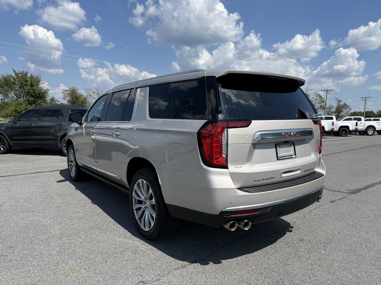 Used 2023 GMC Yukon XL Denali AWD/4WD image 4