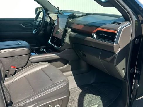 Used 2025 GMC Yukon Denali AWD/4WD image 14