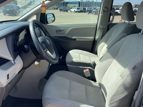 Used 2020 Toyota Sienna L image 3
