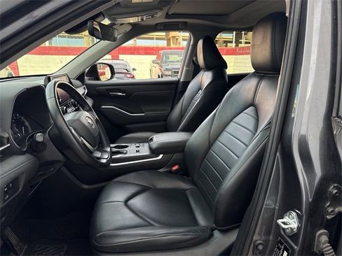 Used 2023 Toyota Highlander XLE image 29