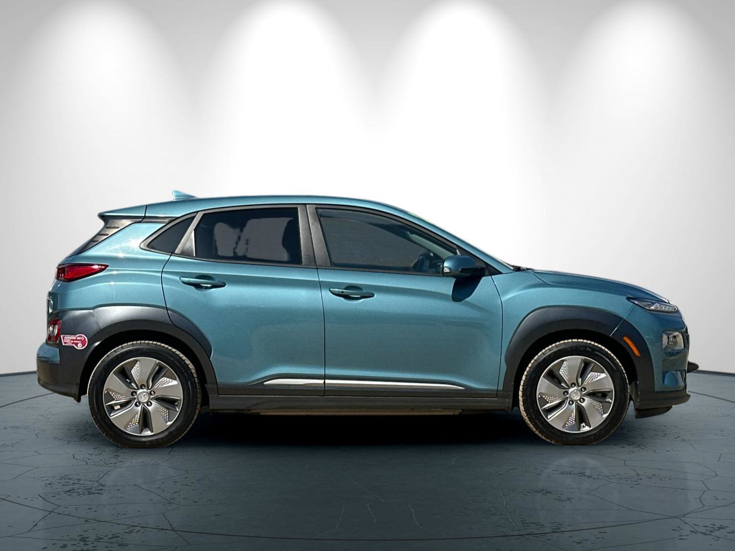 Used 2021 Hyundai Kona Limited w/ Cargo Package FWD image 3