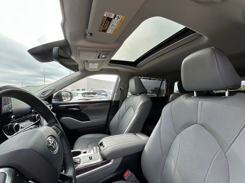 Used 2021 Toyota Highlander Limited AWD/4WD image 12