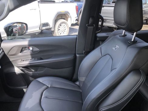 New 2026 Chrysler Pacifica Select image 24