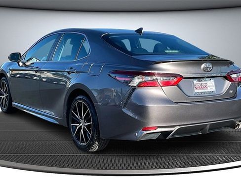 Used 2022 Toyota Camry SE image 4
