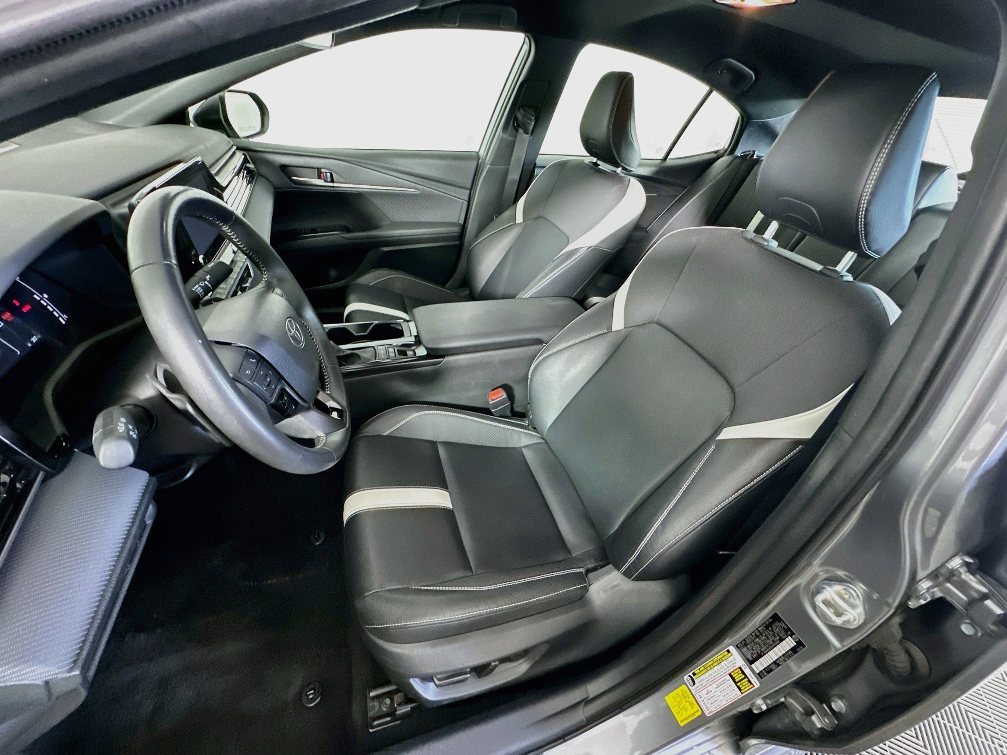 Used 2025 Toyota Camry SE FWD image 13