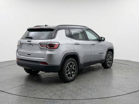 Used 2025 Jeep Compass Trailhawk AWD/4WD image 9