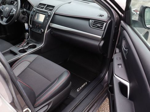 Used 2017 Toyota Camry SE image 38