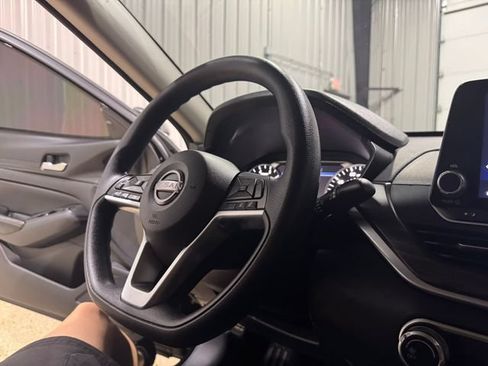 Used 2024 Nissan Altima 2.5 SV FWD image 13
