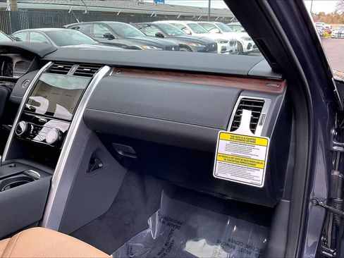 New 2026 Land Rover Discovery Dynamic SE image 28