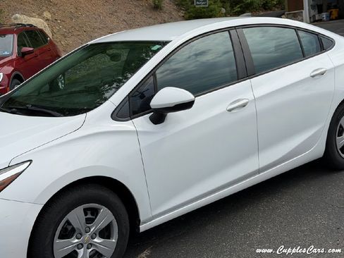 Used 2017 Chevrolet Cruze LS FWD image 33