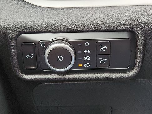 Used 2023 Ford Explorer XLT w/ Equipment Group 202A RWD image 17