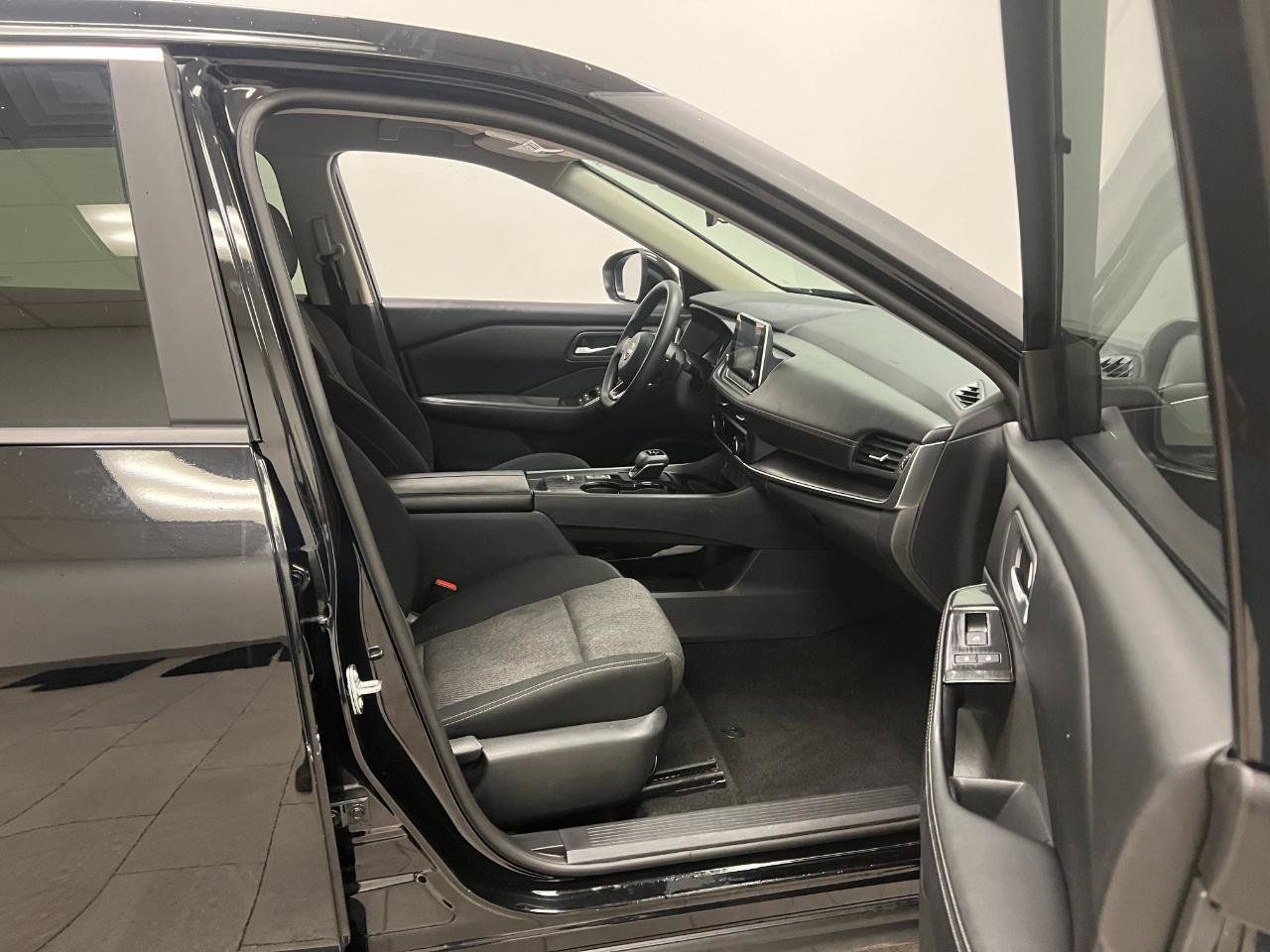 Used 2024 Nissan Rogue SV FWD image 33