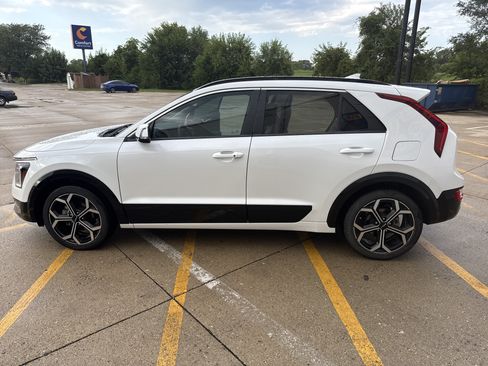 Used 2024 Kia Niro EX Touring FWD image 9