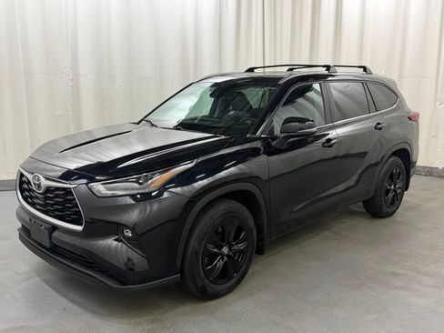 Used 2023 Toyota Highlander XLE AWD/4WD image 3