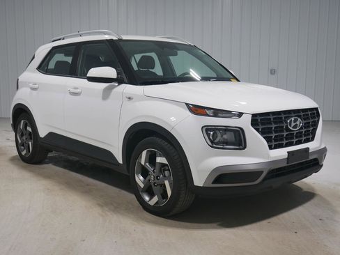 Used 2024 Hyundai Venue SEL image 3