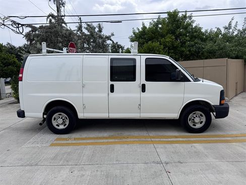Used 2015 Chevrolet Express 2500 RWD image 4