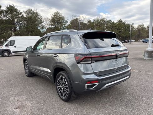 New 2026 Volkswagen Taos SE FWD image 4