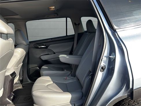 Certified 2023 Toyota Highlander XLE image 22