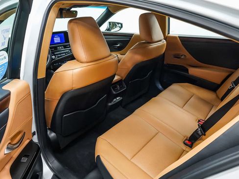 Used 2025 Lexus ES 300h w/ Premium Package FWD image 19