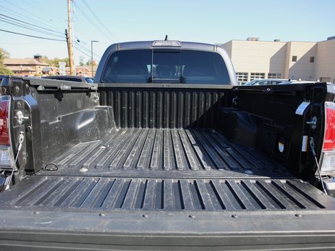 Used 2021 Toyota Tacoma TRD Off-Road w/ Technology Package image 15