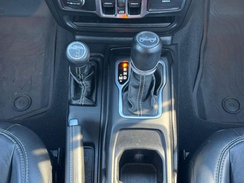 Used 2018 Jeep Wrangler Unlimited Sahara image 13