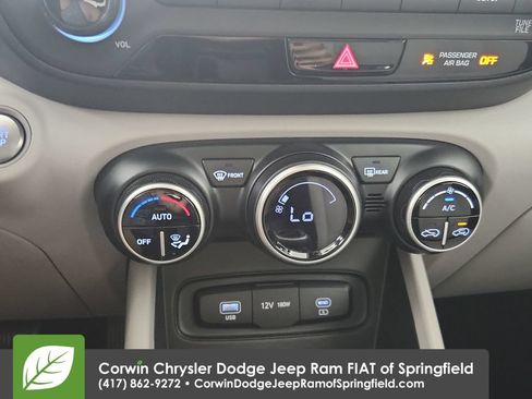 Used 2025 Hyundai Venue SEL FWD image 25