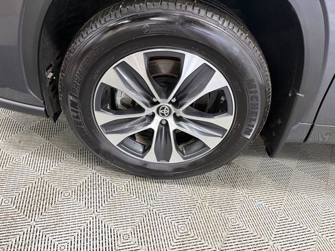 Used 2025 Toyota Highlander XLE image 9