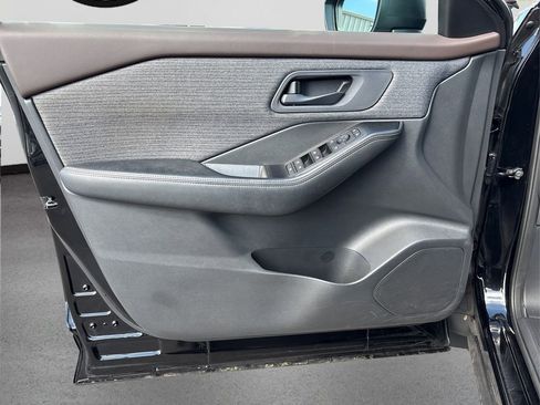 Used 2022 Nissan Rogue S image 22